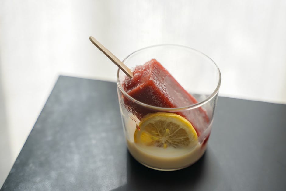 レモンスライスをグラスに注いだ洗練されたラズベリーパレタは、爽やかな夏の雰囲気にぴったりです。