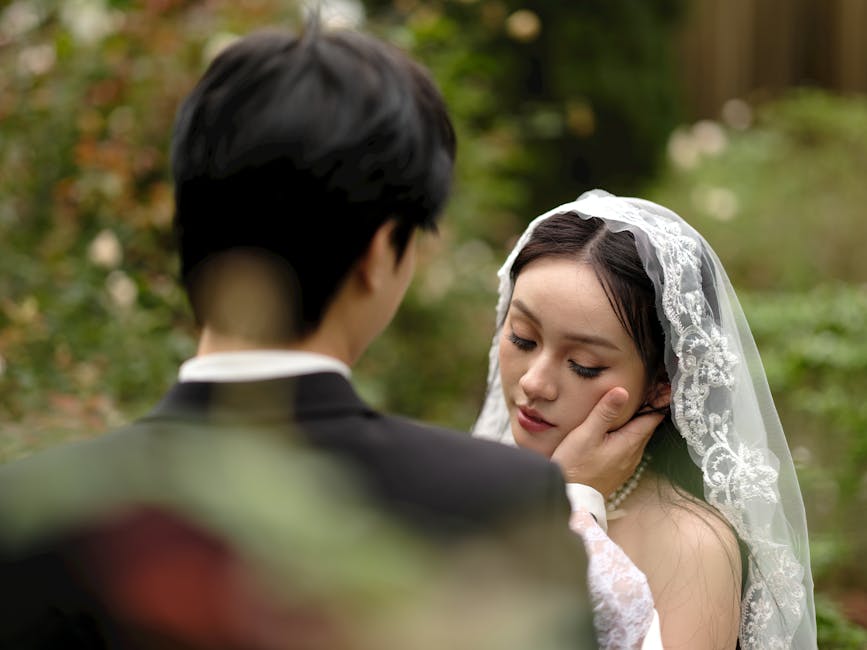 屋外の庭園で行われた結婚式で、カップルが過ごす心温まるひととき。