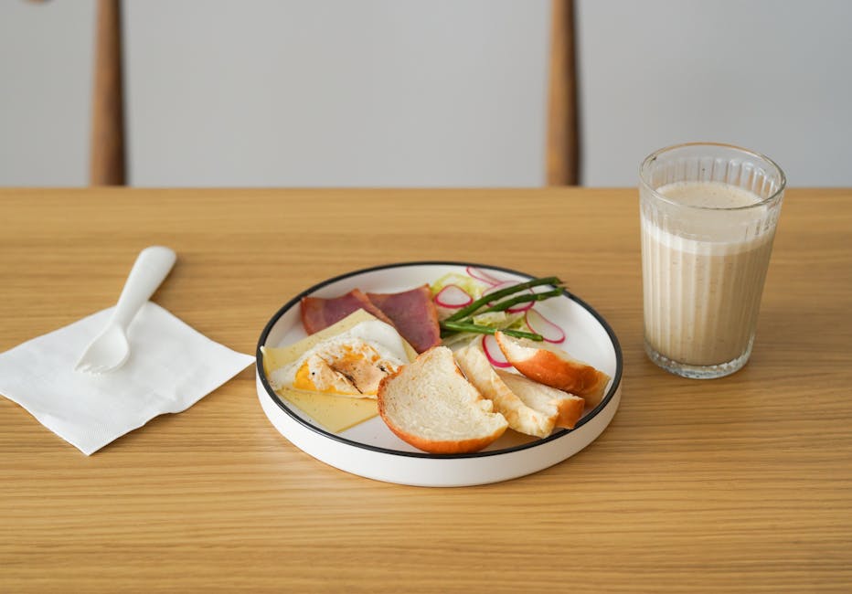 白いプレートにチーズとサラミのパン